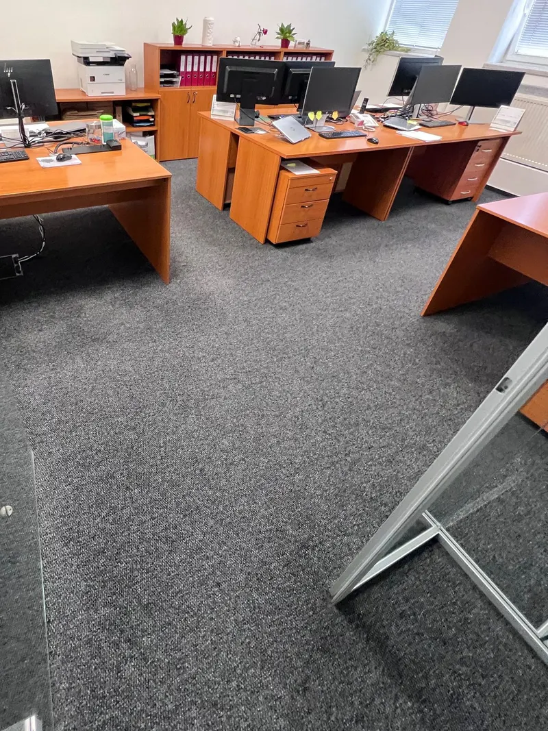 Otvorená kancelária s tmavou kobercovou podlahou