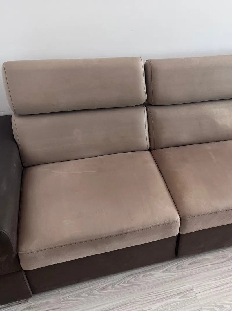 Béžová sedačka s opierkami hlavy po tepovaní